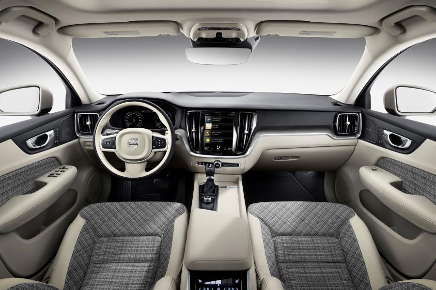 Торпедо Volvo V60 T6 Momentum 2018 года  (WW) (фото 14 из 15)